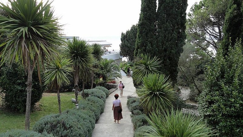 DSC00783 01.JPG - 5-6 perces szépen gondozott út vezetett  az étterem felé.